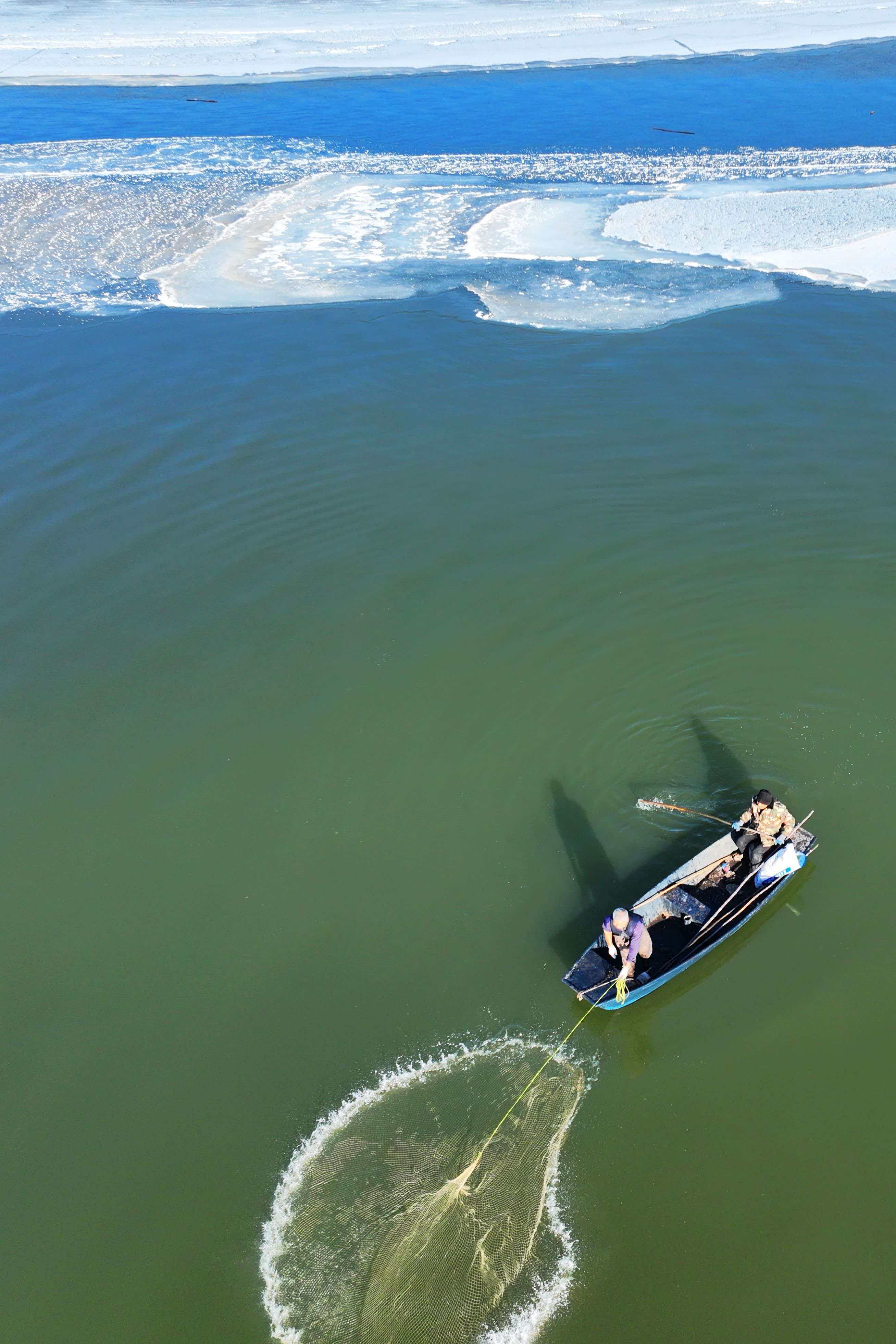 寒冬里的灵动景致！兰西南山景区呼兰河段现“活水瀑布”
