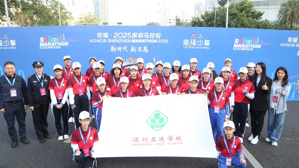 交警少警民乐团合影留念