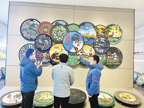 鸡泽县虹光铸造有限公司产品展厅内，客户了解产品情况。 祁鹏飞摄