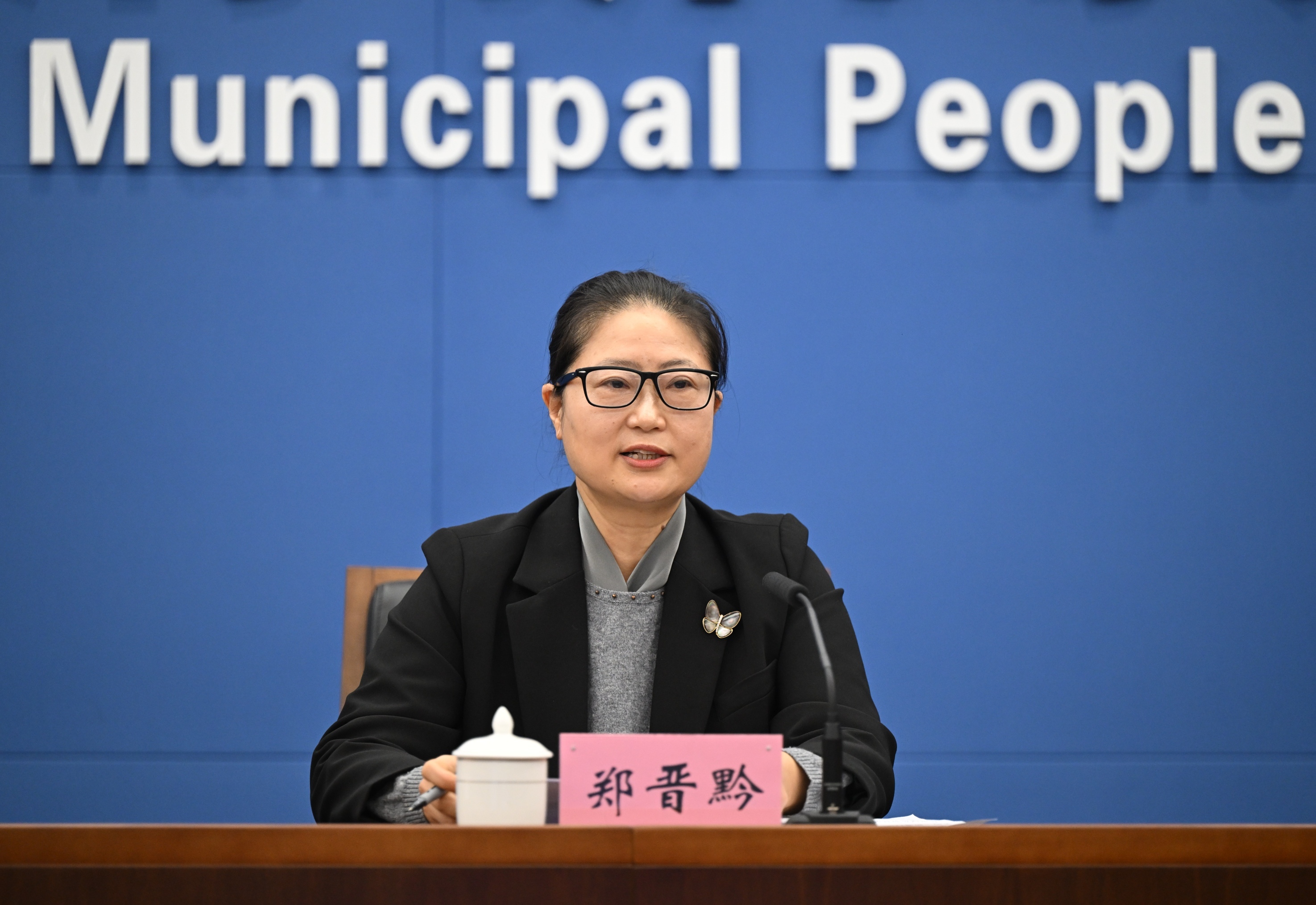 ▲市商务委二级巡视员郑晋黔答记者问。记者 罗斌 摄/视觉重庆