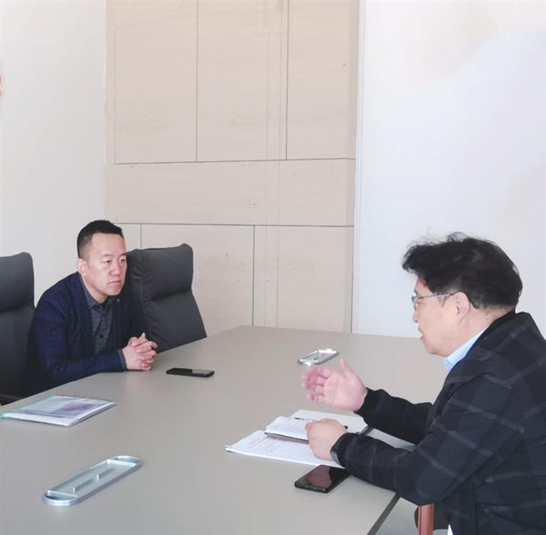 新区综治中心调解员为群众现场调解纠纷