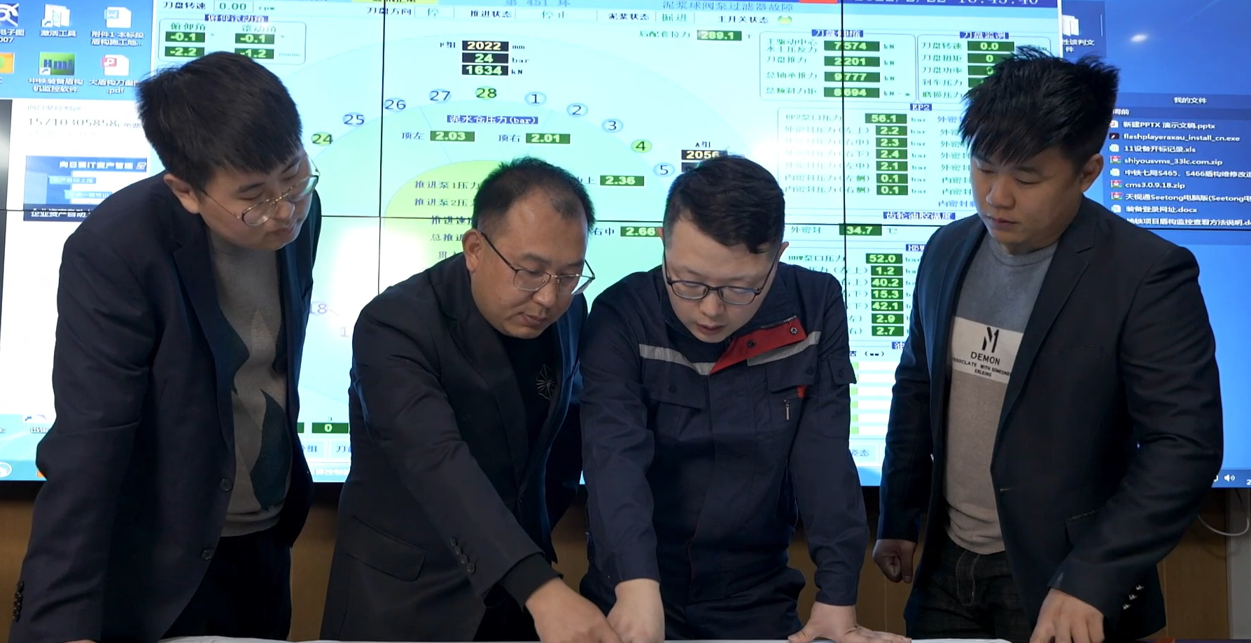 羅浩(左三)與同事們進行討論