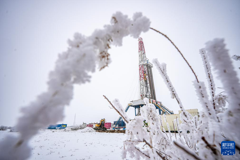 这是12月8日在新疆吉木萨尔国家级陆相页岩油示范区中国石油新疆油田页岩油JHW74-33井拍摄的作业现场。新华社发（徐志远摄）
