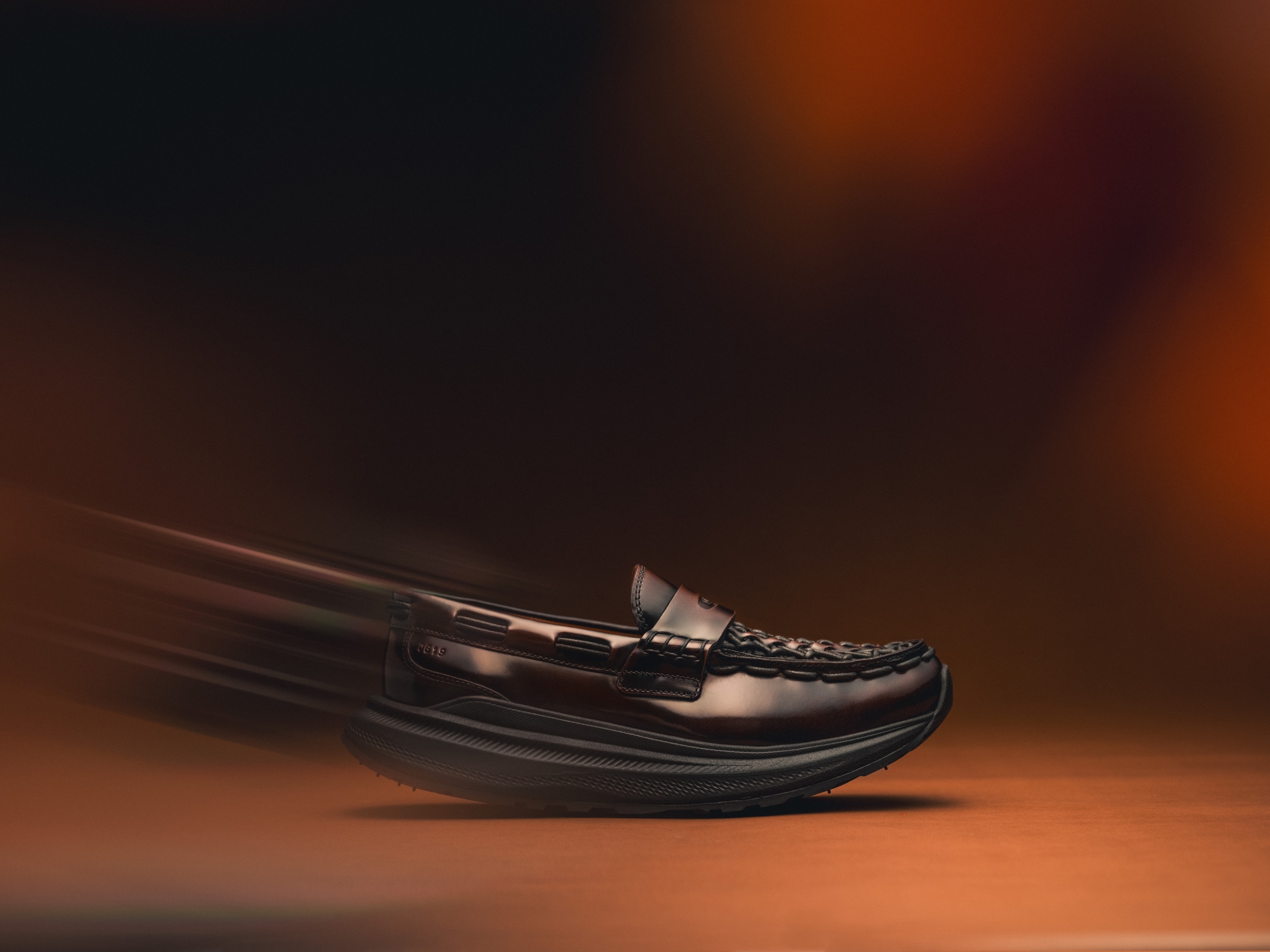 KEEN“户外正装”节日季特别限量款UNEEK Loafer WK全新 Cordovan 酒红色登场