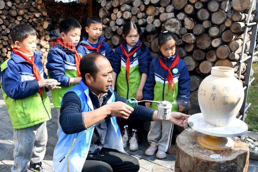 2025年12月9日,江西省抚州市南丰县妇联组织开展的“乐育桔娃·非遗润童心”公益研学活动走进白舍窑工坊,让学生们近距离感受千年古窑艺术带来的独特魅力。