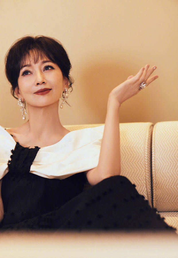 赵雅芝姿态从容。