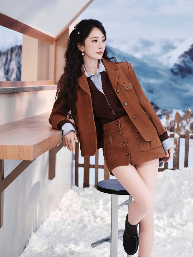 杨幂的身材纤瘦有型,曲线迷人。