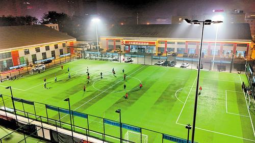 近日，市民在廊坊市广阳区SK爆燃运动中心足球场踢足球。 本报记者 王伟摄