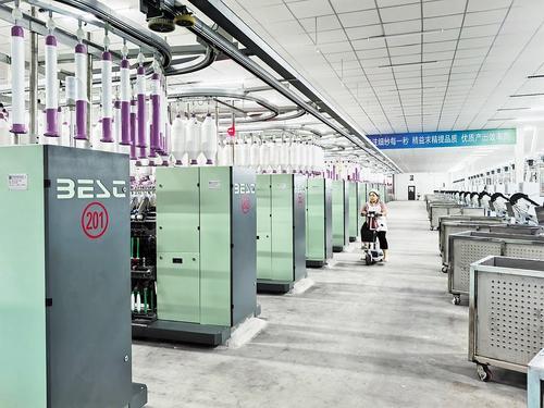 鸡泽县河北荆泽纺织有限公司“5G+智能纺”自动化纺织生产线。魏晓摄