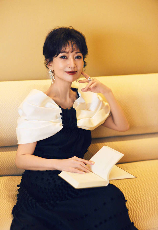 赵雅芝尽显文艺气质。