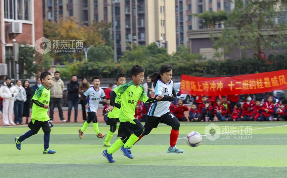 2025年12月5日,江西省瑞昌市第六小学第六届校园足球班级联赛开赛,学生们在绿茵场上展开对抗比赛。