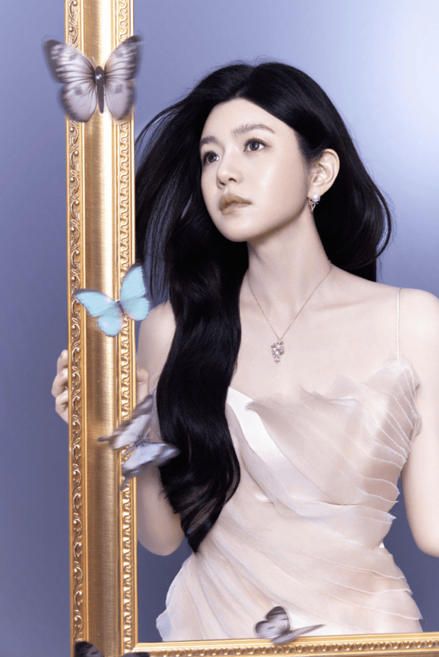 陈妍希立于金色相框中,蝴蝶环绕仙气十足。