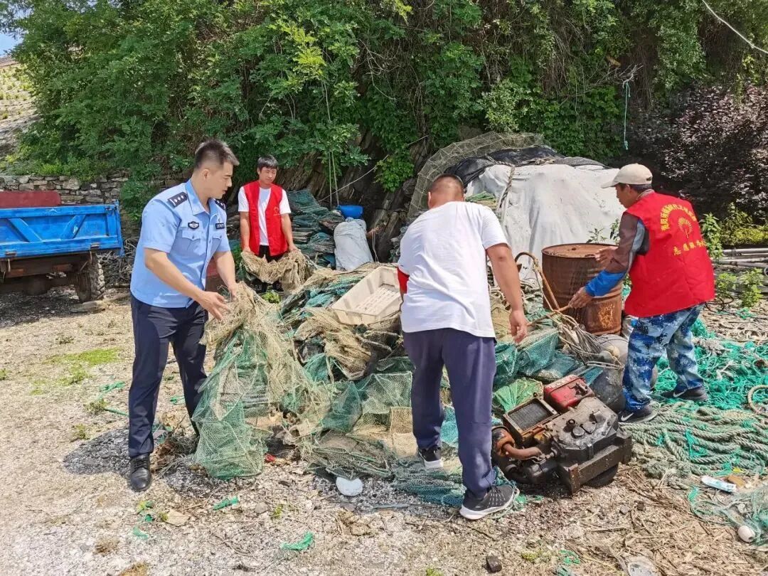 张锐(左一)帮助农户清理网具 (图源:微信公众号“乳山警方在线”)
