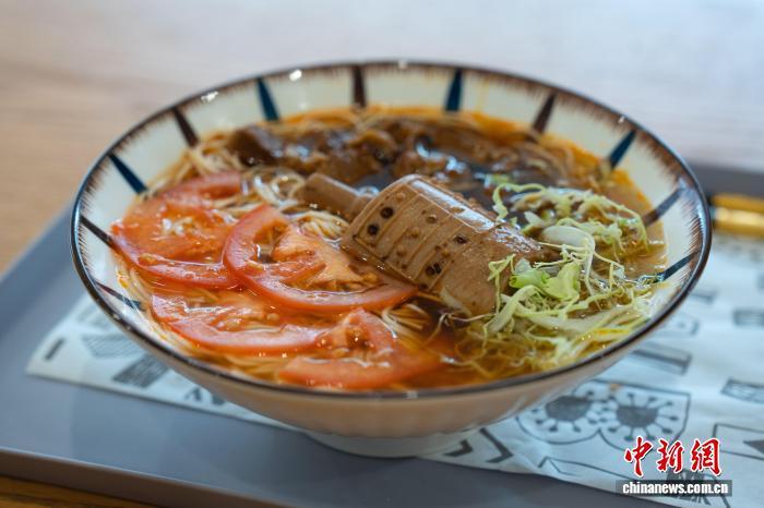 12月10日，湖北省博物馆推出的编钟卤蛋牛肉面吸引游客尝鲜。郑子颜 摄