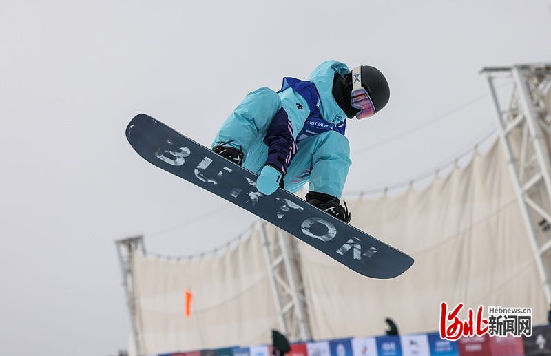 12月10日，河北女选手艾妍伊在比赛中。