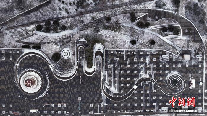 图为雪中的峰峰矿区响堂山风景区。(无人机照片)李栋 摄