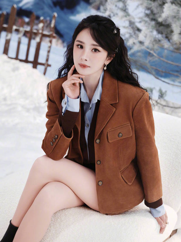 杨幂的五官精致,美貌养眼。