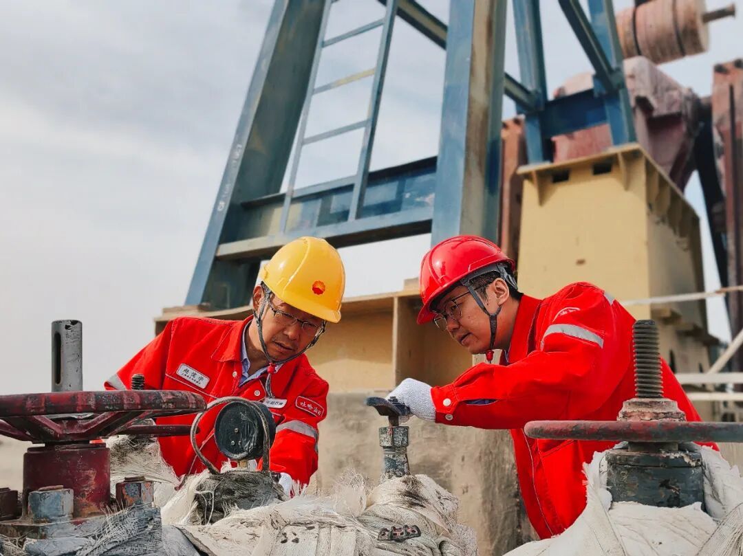 图为三塘湖采油管理区一线巡检职工现场落实油井参数。（通讯员：周燕/摄）