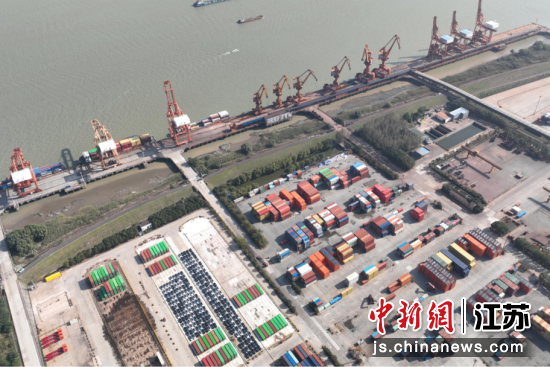 常州海事局试点推行“一箱制”改革，通关提速助常州新能源企业降本增效。房燕 摄