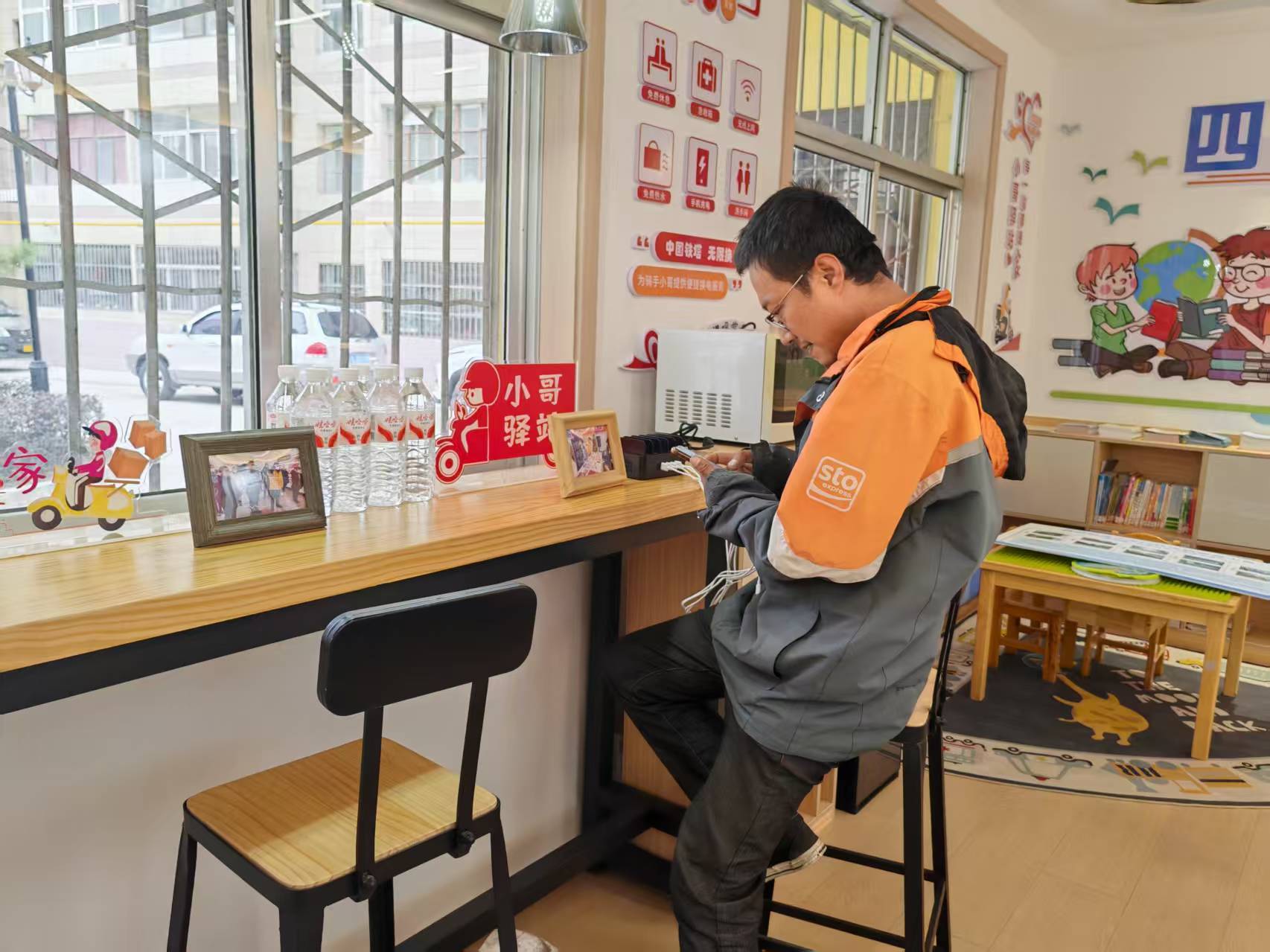 快递员在“暖新驿站”临休、充电.jpg
