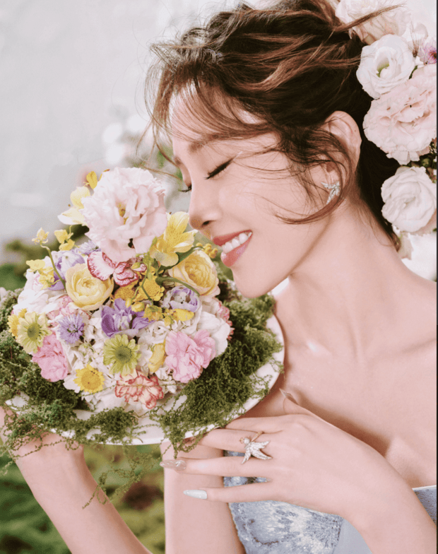 搜狐娱乐讯 12月9日,唐艺昕分享生日写真,温柔浅笑如花绽放。