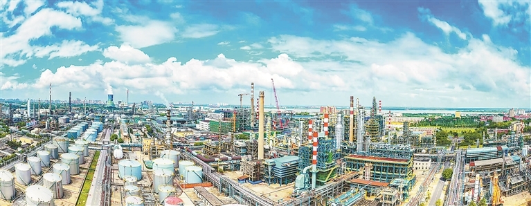 中国石化九江分公司全景。 本报全媒体记者 梁振堂摄