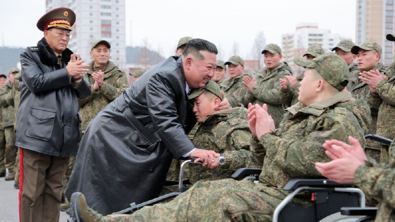 朝鲜援俄工兵团归国，金正恩出席仪式欢迎