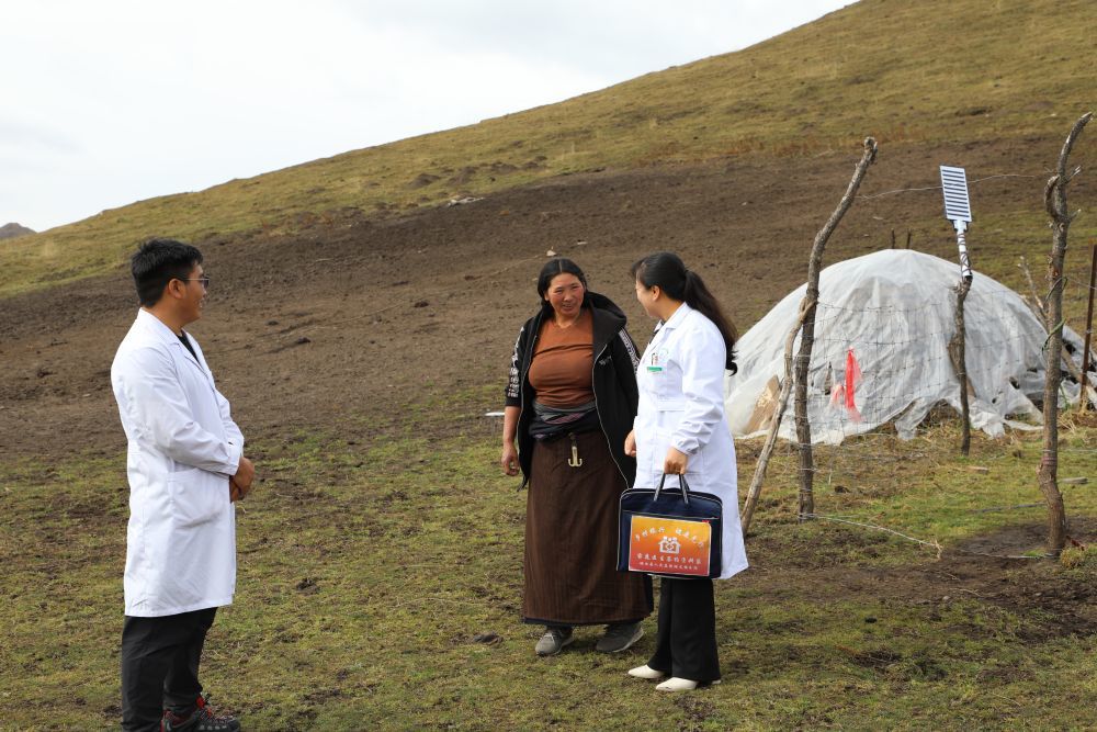 王蒋艳（右）来到牧民索南草（中）的牧场　新华社记者　梁军　摄