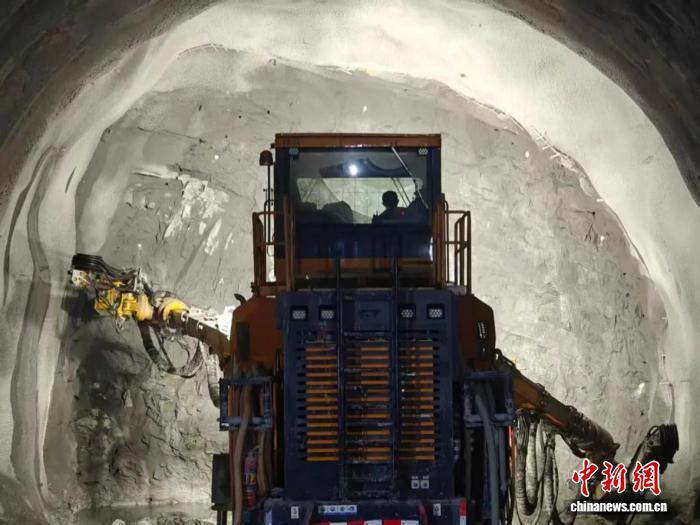 引江补汉工程7标段17号平洞累计掘进突破2000米。刘陈 摄