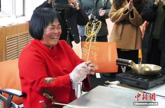 图为王翠香展示立体蝴蝶糖画。陈宇婷 摄