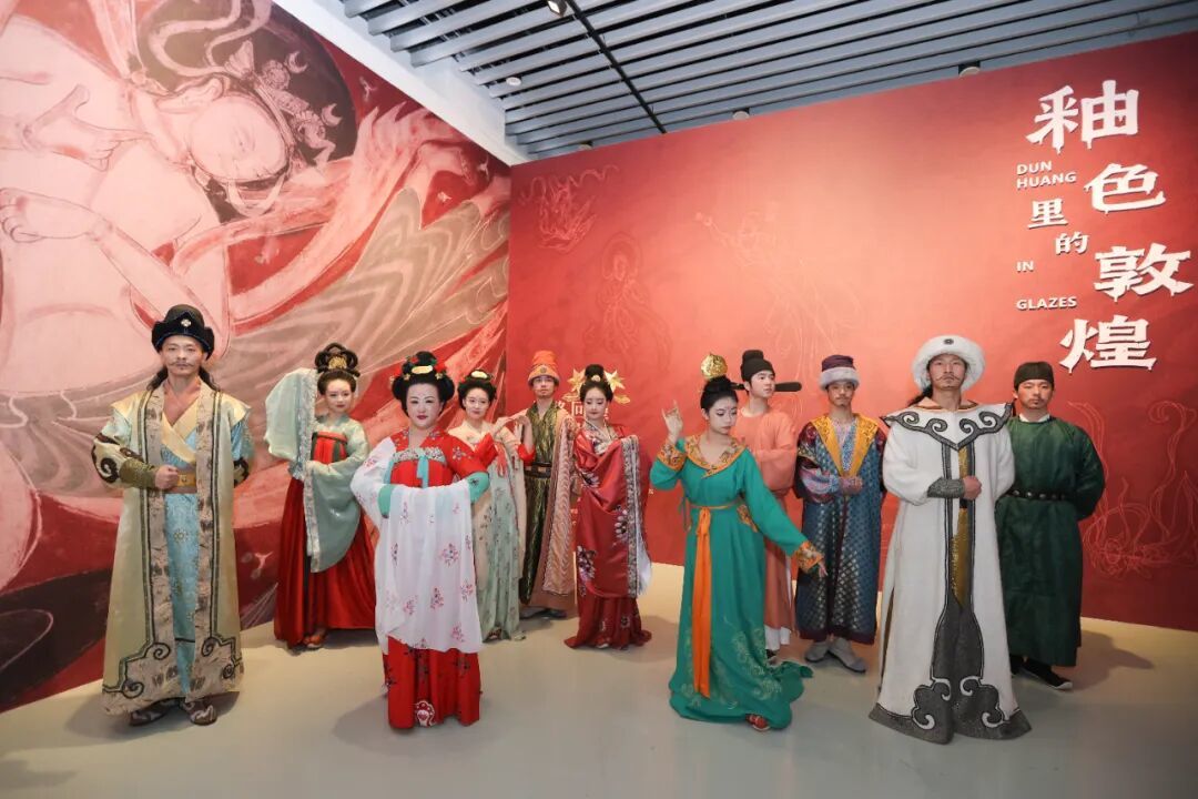 演出人员在“釉色里的敦煌”特展区域合影留念
