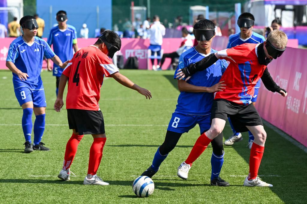 △12月8日，新疆队球员阿卜杜萨拉木&middot;阿卜力克木（前右）在比赛中拼抢。新华社记者陈浩明摄