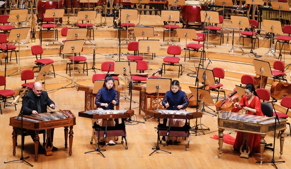 曹蕴(右一)演奏辛巴龙,中间两台为扬琴、左右两台为辛巴龙。