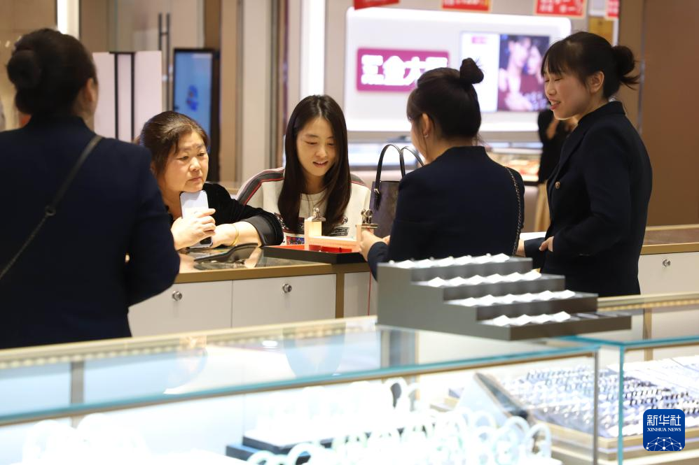12月10日，消费者在福建省厦门市思明区一家商场选购首饰。新华社发（曾德猛 摄）