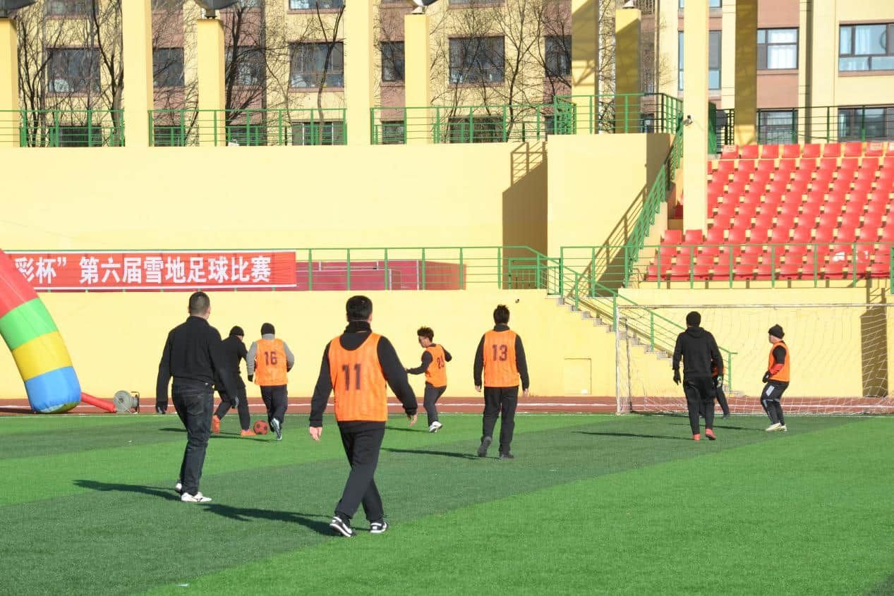 穆棱市雪地足球赛点燃冰雪激情  助力首届“冰超”联赛开启冰雪经济新时代