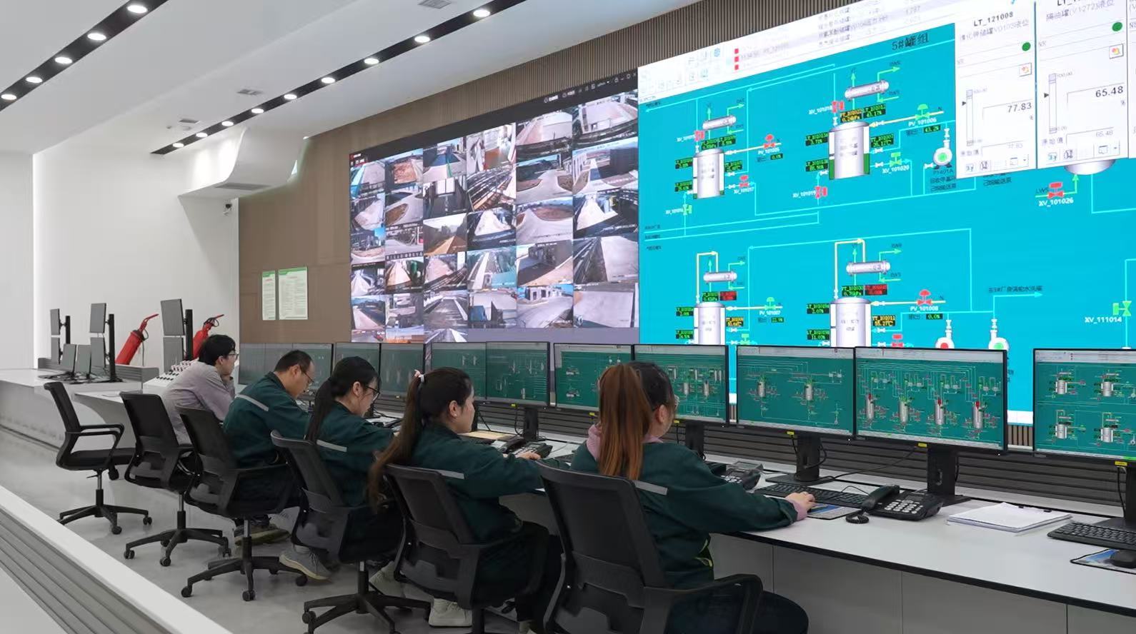 △工作人员紧盯多屏操作台实时监控现场画面