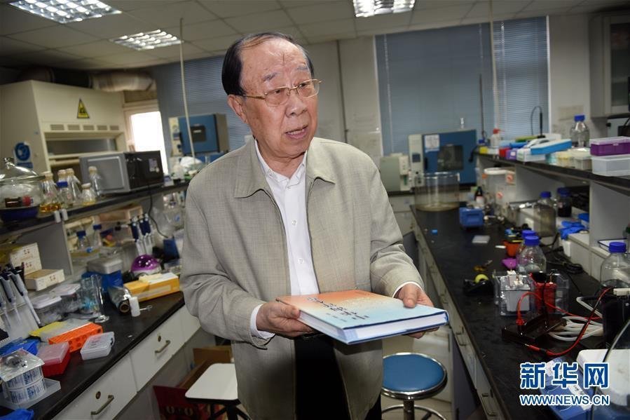 2018年6月14日,中国工程院院士管华诗在介绍海洋药物研发情况(图源:新华网)