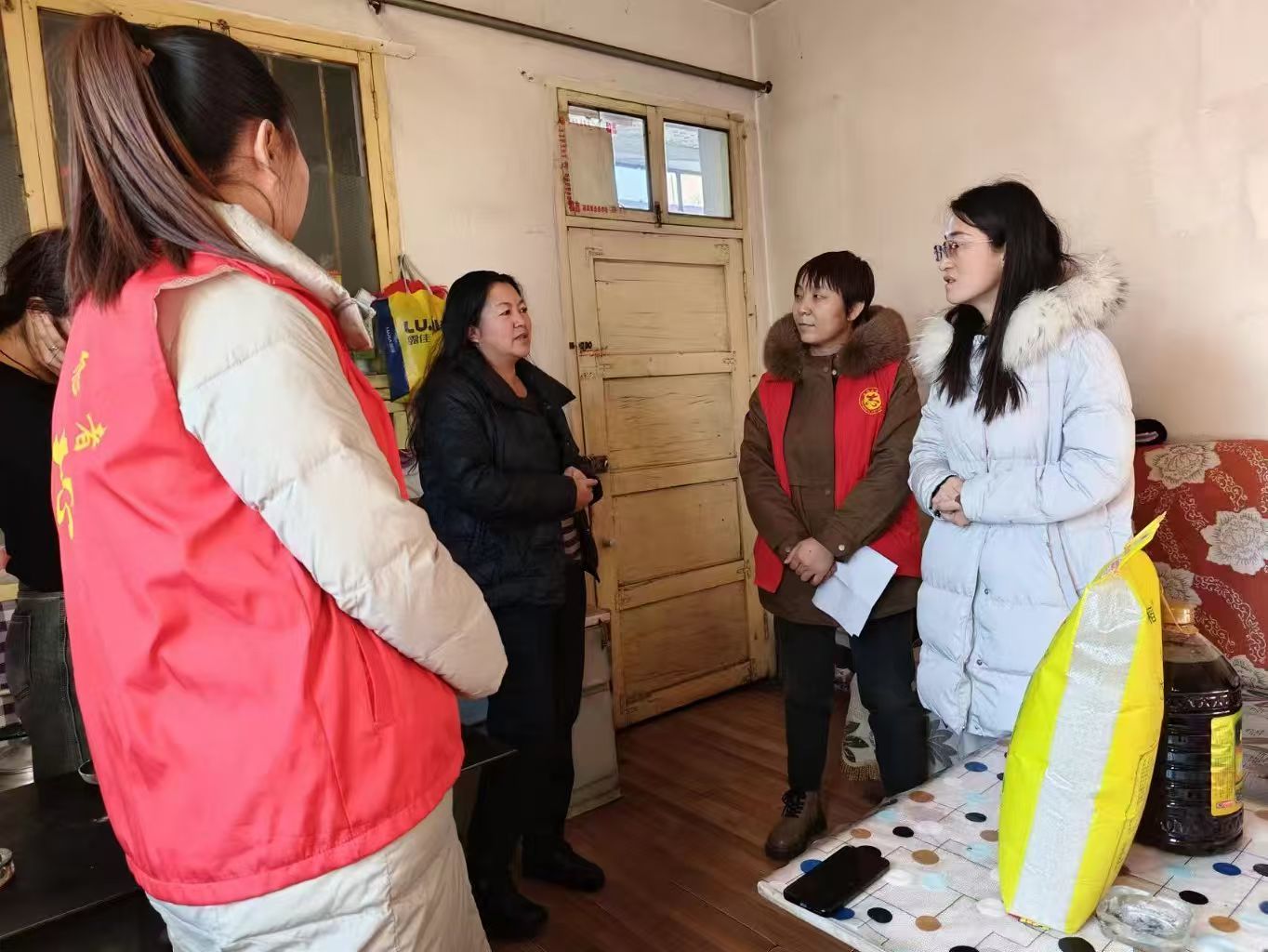 △王莉组织志愿者，上门开展慰问活动。