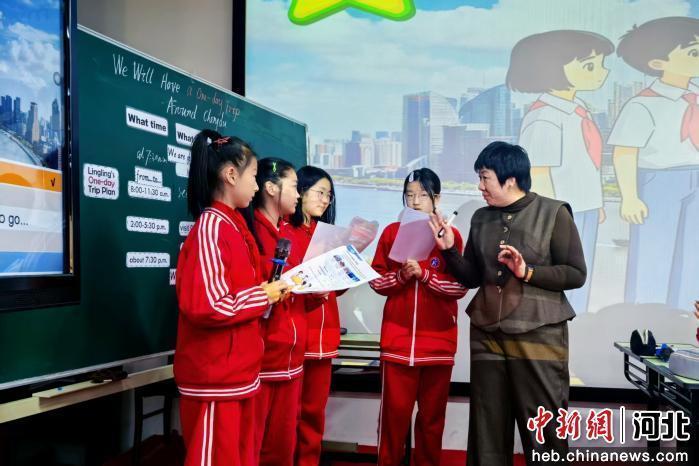 图为北京专家与三河市第八小学学生互动。 于洪洲 摄