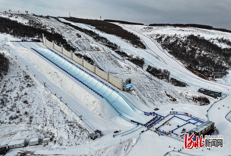 12月10日，记者拍摄的国际雪联单板滑雪U型场地资格赛现场。