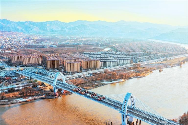 12月9日，由兰州交发建昌通公司承建的兰州什川黄河大桥荷载试验圆满通过，标志着大桥主体结构已具备通车条件。新甘肃&middot;甘肃日报记者　丁凯