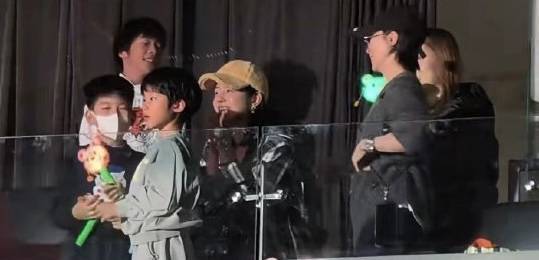 陈妍希谢楠认真看演唱会中。