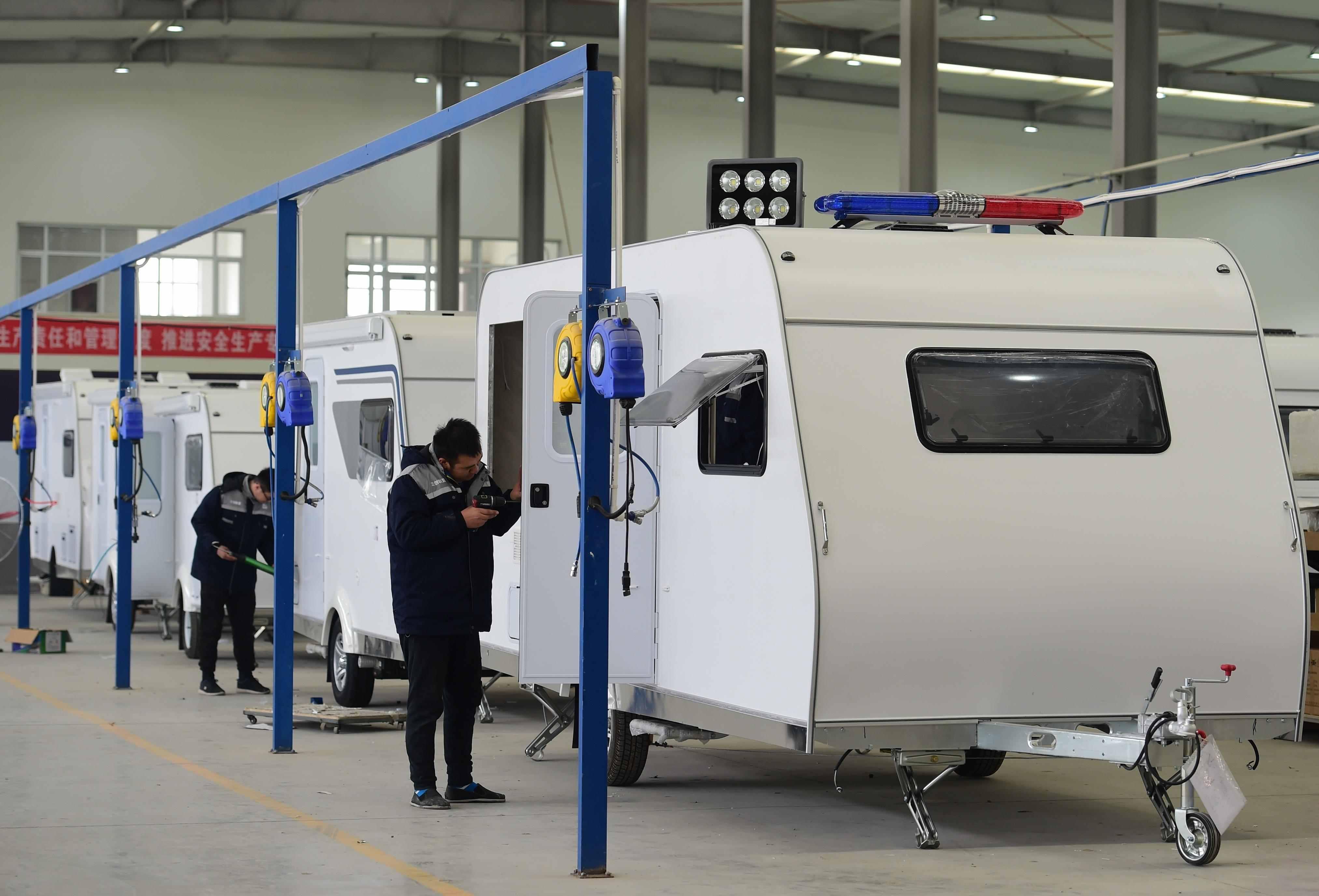 工人在为客户生产房车。