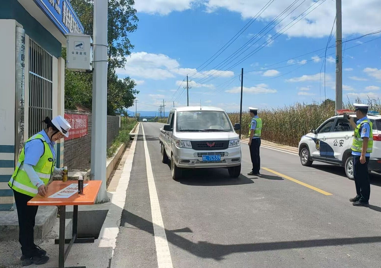 图5 为寨河乡联合乡交警中队开展交通安全劝导(崆峒区融媒体中心供图).jpg