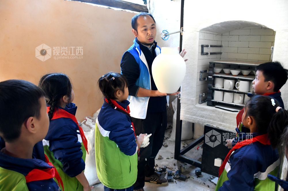 2025年12月9日,江西省抚州市南丰县妇联组织开展的“乐育桔娃·非遗润童心”公益研学活动走进白舍窑工坊,让学生们近距离感受千年古窑艺术带来的独特魅力。