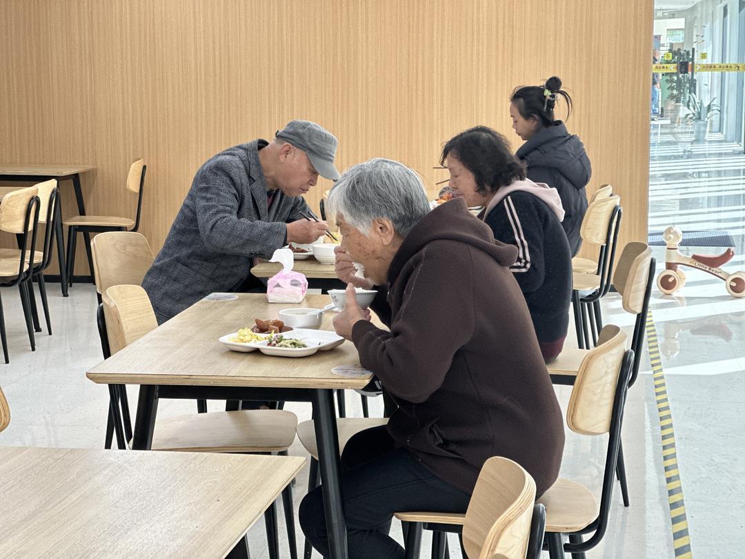 居民们在社区食堂就餐 刘唯摄