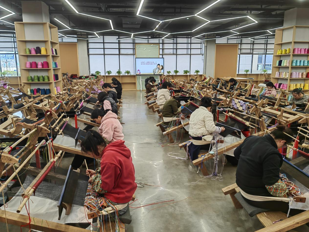 （织女们织锦工作现场）