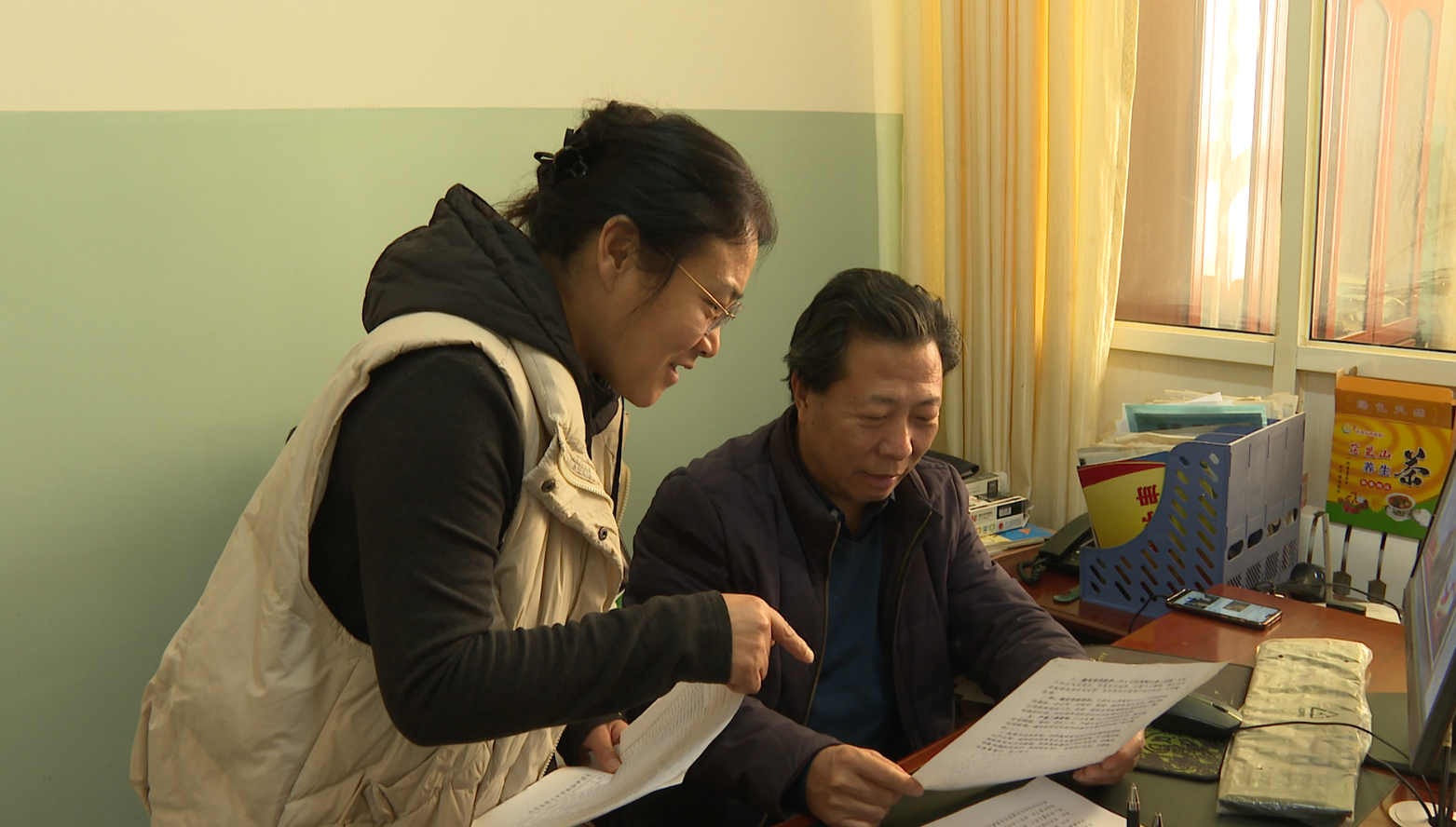 △许多青正在完善政协提案内容