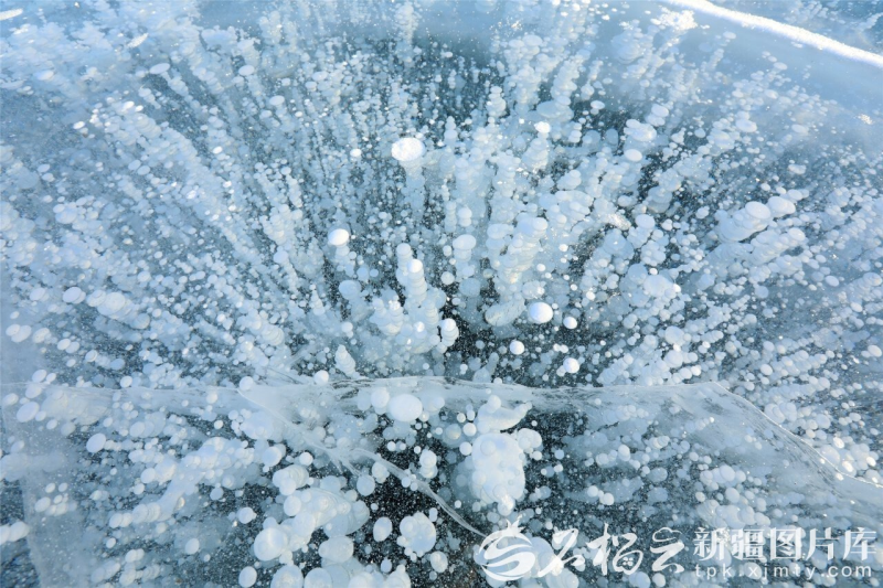 每到冬季,赛里木湖封冻,湖面的冰层都会形成冰泡奇观,层层叠叠,造型各异。胡维斌摄