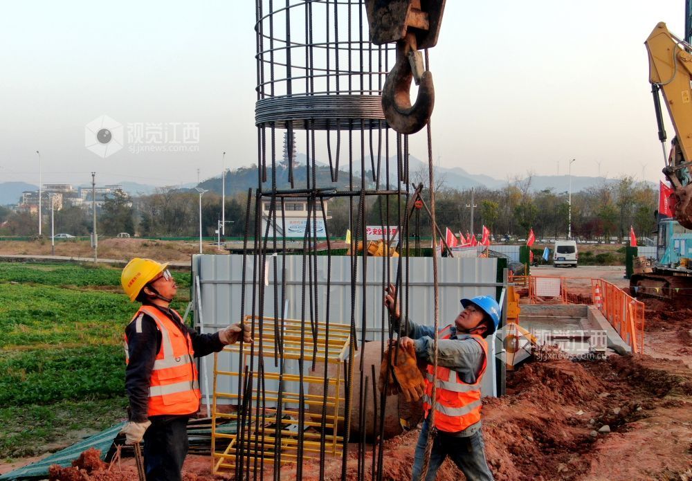 2025年12月8日，在江西省吉安市遂川县泉江镇的长赣高铁遂川段施工现场，机械轰鸣作响，一片繁忙。